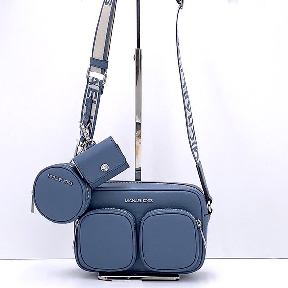 Michael Kors Jet Set Md Leather
Crossbody Bag with Case for Apple
AirPods Pro - Picture 2 of 16